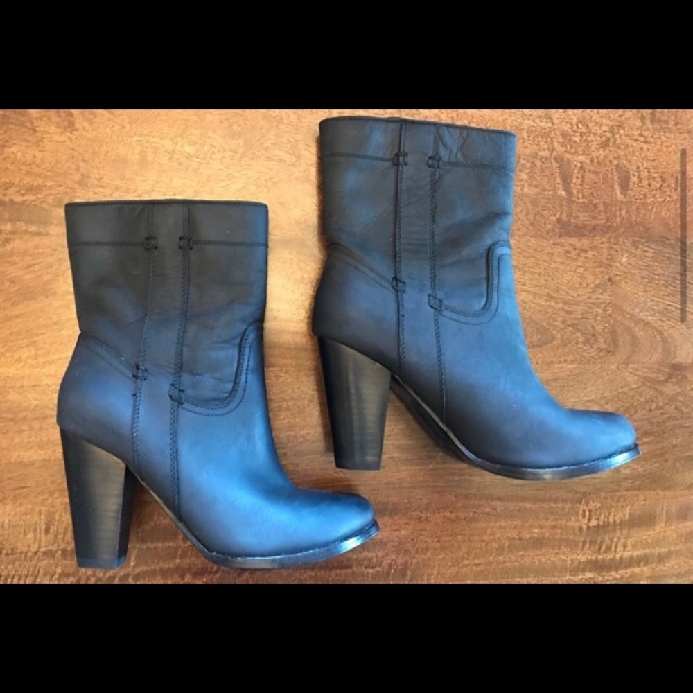 Joie black boots